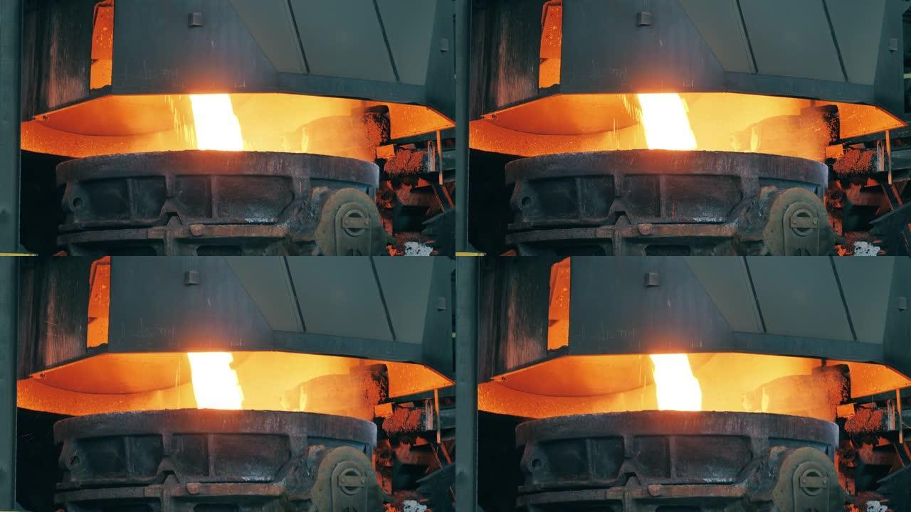 熔化的金属正在倒入工厂的储罐中。冶金概念。冶金工厂的熔融金属。