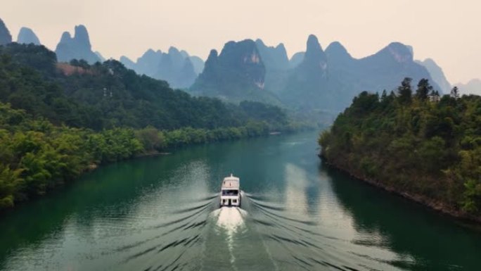 中国桂林江中游船游山玩水