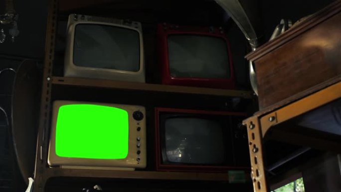 复古电视在古董店打开绿屏。