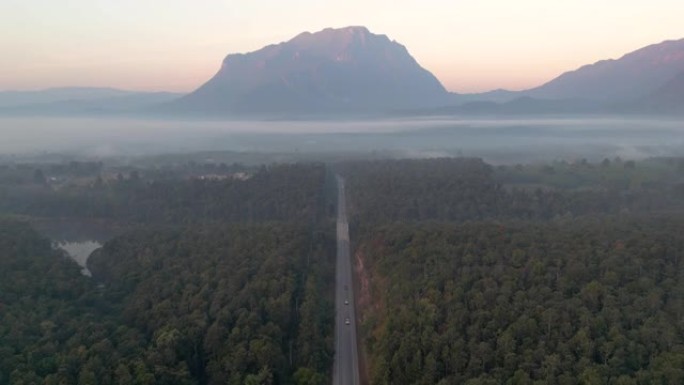 公路到山上的空中拍摄