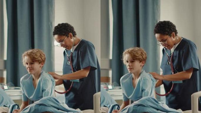 垂直屏幕。医院病房: 英俊的小男孩和有爱心的母亲在床上休息，友好的护士长听他的肺，用听诊器心跳。医生