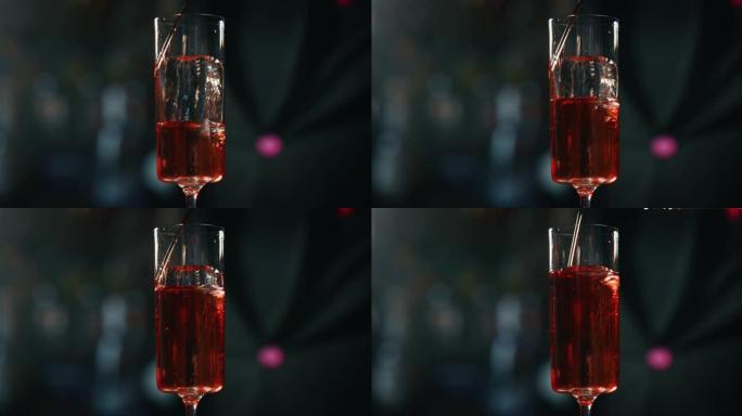 专业调酒师的特写镜头正在为酒吧或迪斯科俱乐部的顾客准备一杯带有专业水晶持久冰块的长饮鸡尾酒。
