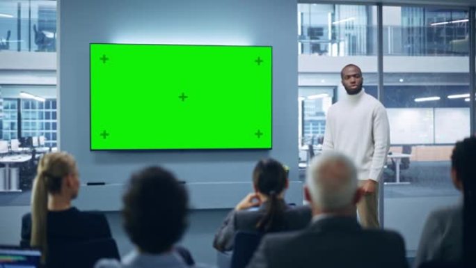 现代产品展示活动: 黑人商人讲话，使用绿色色度键屏幕墙壁电视。面向不同多民族投资者、数字企业家、商人
