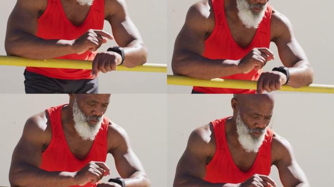 使用智能手表锻炼休息的非裔美国高级男子