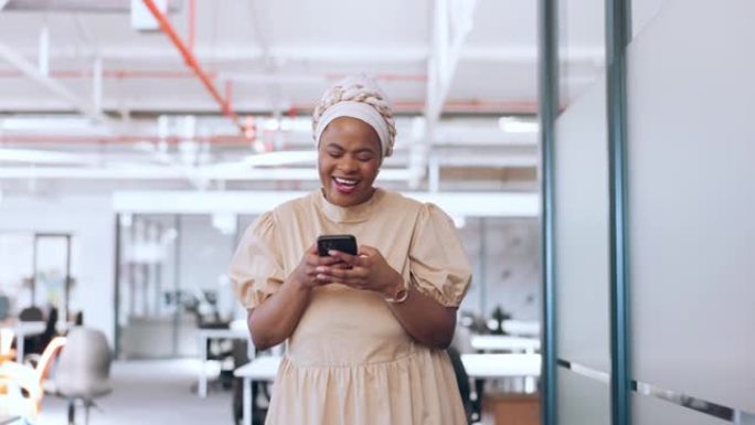 黑人妇女，在创意办公室里散步时与业务联系人的电话和通讯，嘲笑有趣的模因通知。使用社交网络上的移动数据