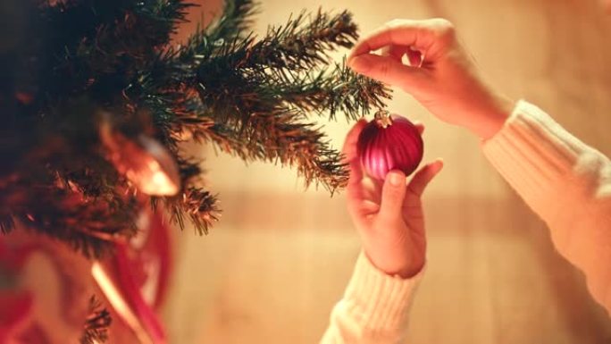 SLO MO女人的手在家里装饰圣诞树