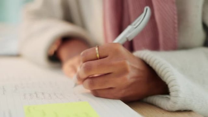 女人写笔记，做清单和日记日记，用于预算计划，笔在家里，图书馆和大学签名并写申请。学生手、家庭作业和研