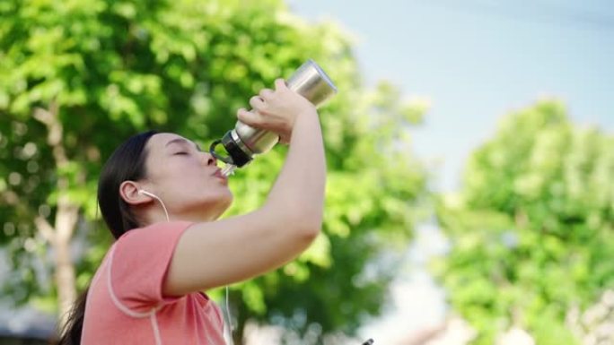 艰苦锻炼后的妇女喝水