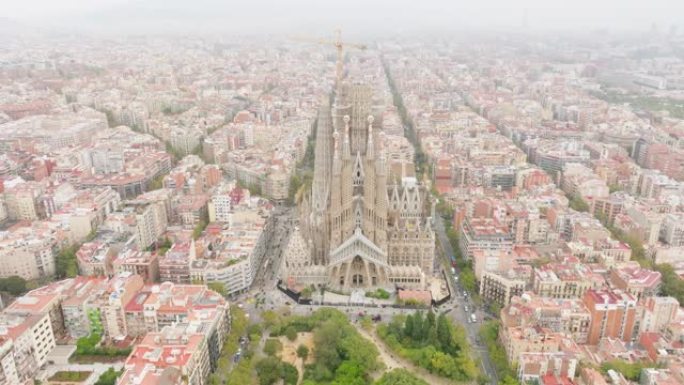 鸟瞰西班牙巴塞罗那的圣家堂地标。