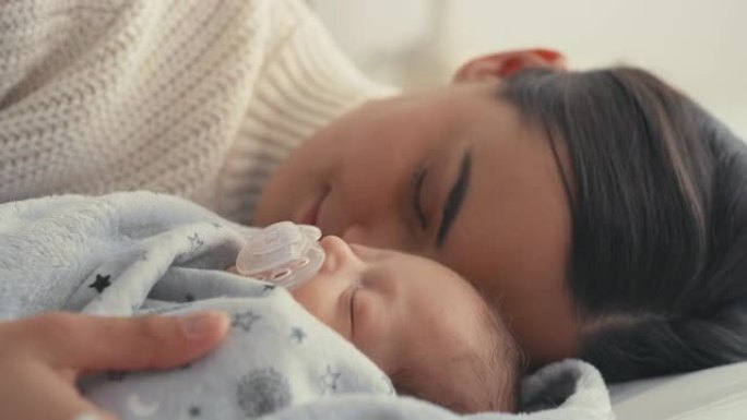 一个新生婴儿躺在他旁边睡着的4k视频片段