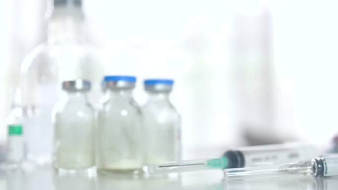 注射疫苗注射器与小瓶医疗特写在白色背景