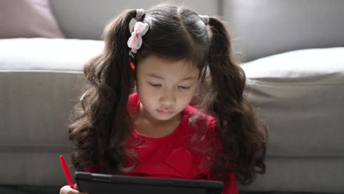 女孩在家用数字平板电脑在线学习