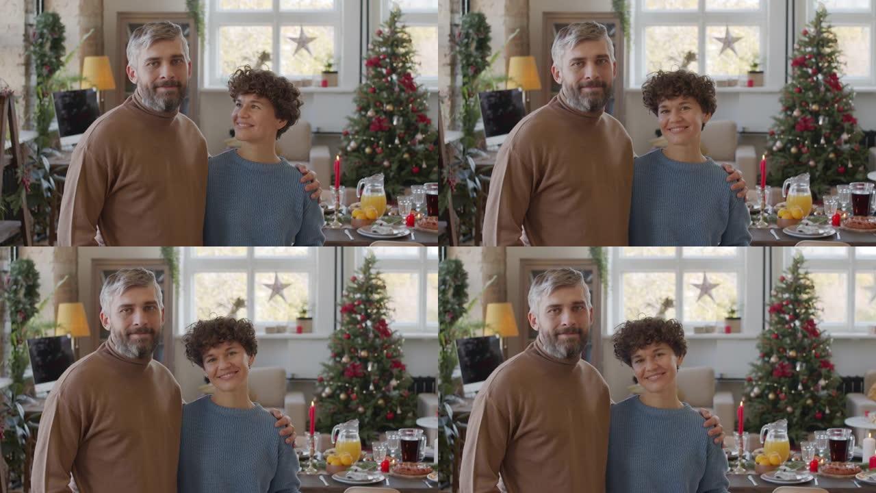 圣诞节在家里摆姿势的夫妇肖像
