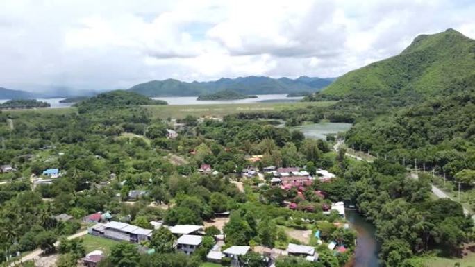 俯瞰泰国乡村的pachuap Khiri Khan湖附近的鸟瞰图。