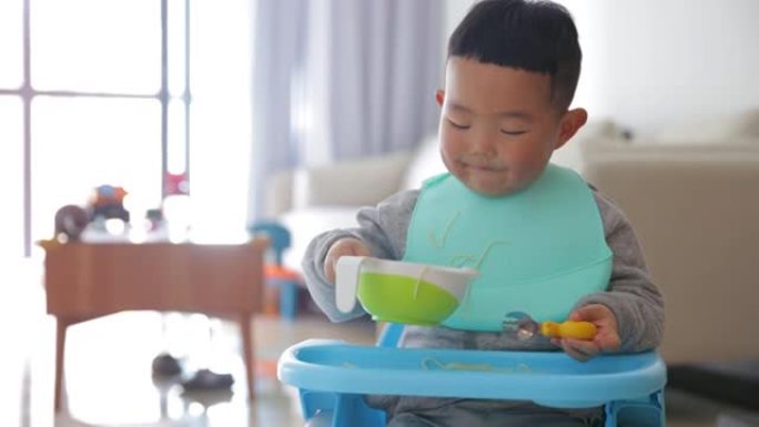 亚洲儿童在家吃面宝宝小孩自助进餐进食吃饭