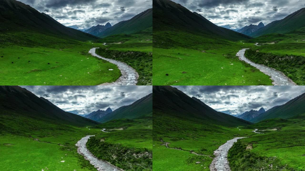 一条小河从雪山沿着山谷流淌