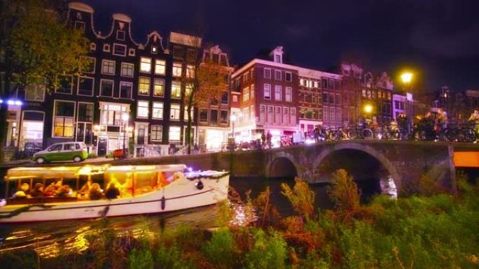热门旅游区的夜间运河。阿姆斯特丹