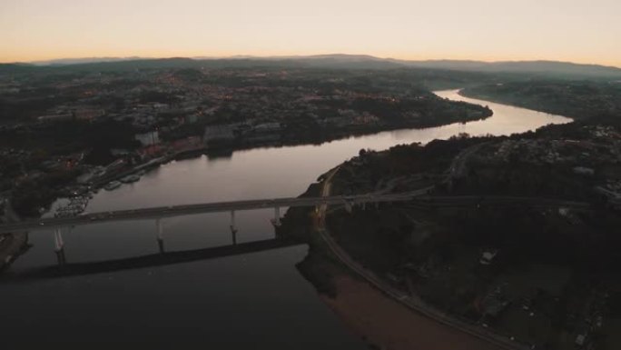 葡萄牙波尔图。杜罗河旧城和长廊的鸟瞰图。城市景观和河上的桥梁