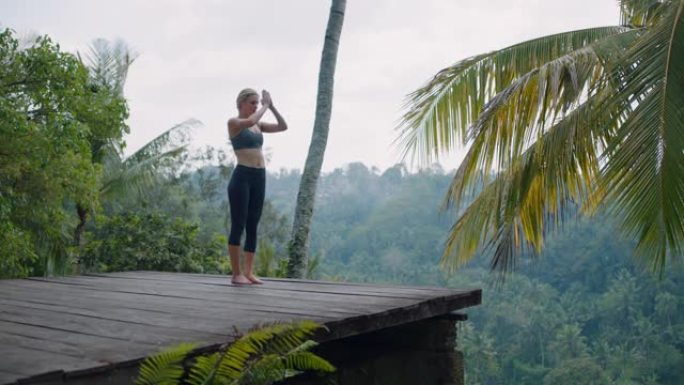 瑜伽女子练习舞蹈之王在热带丛林户外摆姿势享受正念练习4k