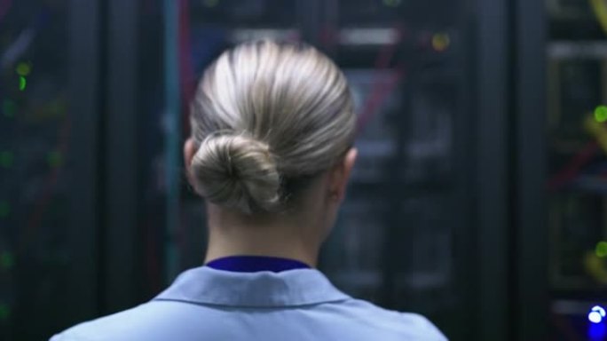 一名在服务器机房工作的年轻女子的4k录像