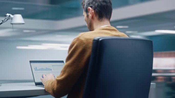 360度延时办公室: 富有成效的高加索商人坐在办公桌前在电脑上工作。与大数据电子商务项目合作的数字企