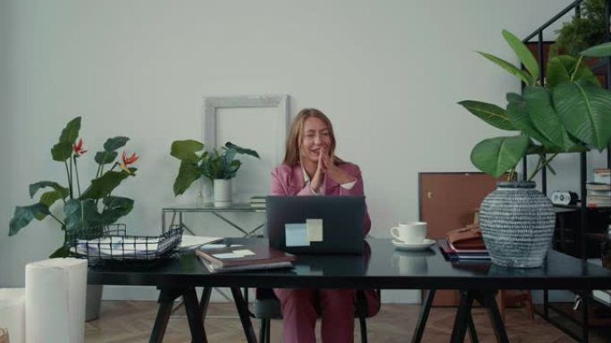 快乐成功有吸引力的女性客户服务专业人员在办公桌上使用笔记本电脑在线咨询客户。