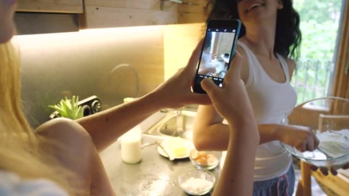 一群年轻朋友拍摄自己烹饪的4k视频片段