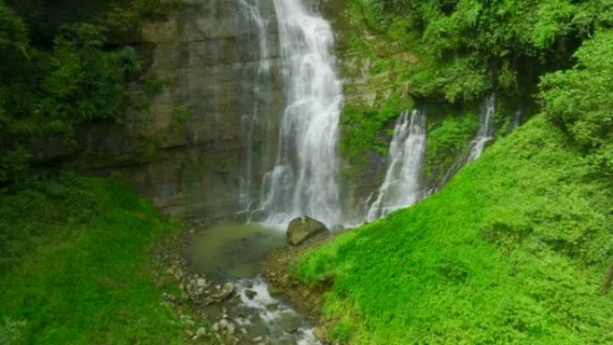 山上美丽的水满山中瀑布山涧