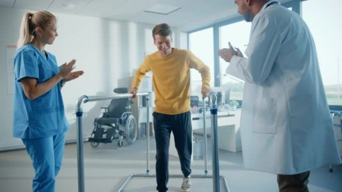 医院物理治疗: 确定受伤的男性患者手持双杠成功行走。理疗师，康复医生鼓励，为残疾人鼓掌。慢动作