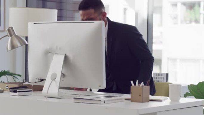 一名商人在愤怒中翻转办公桌的4k录像