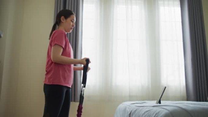 女人在家做虚拟锻炼课
