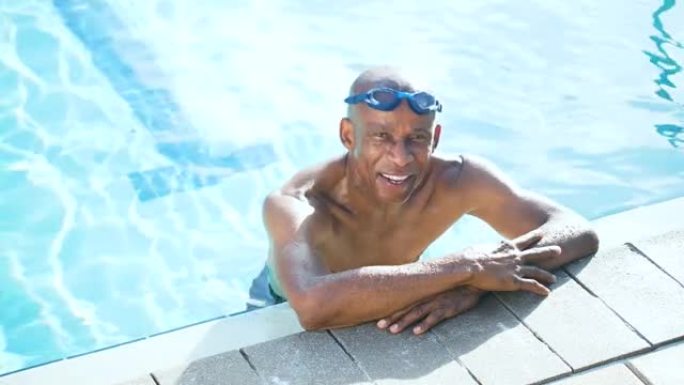 游泳池里的非裔美国人，微笑着