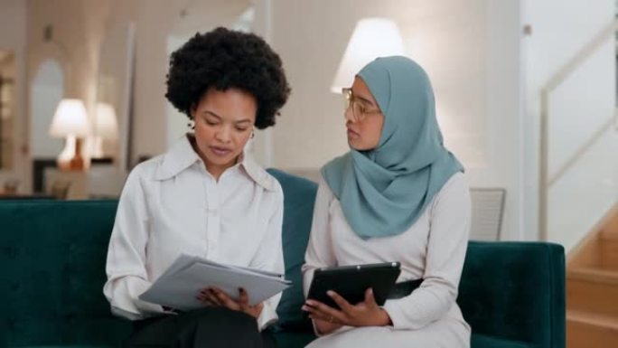 平板电脑，团队合作以及与一名穆斯林女商人在办公室与同事交谈的会议。伊斯兰教，互联网以及与一名黑人妇女