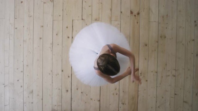 优美的小芭蕾舞演员在工作室跳舞的俯视图