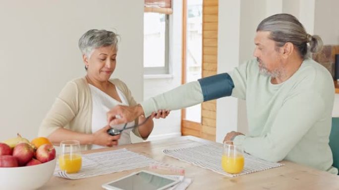 夫妇，老年和高血压和血压检查与心血管健康和健康的生活方式动机，心脏保健和退休。成熟的男人，女人说话和