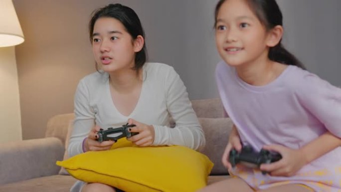 亚洲兄弟姐妹在与兄弟在家玩游戏机时击败少年
