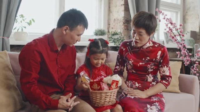 中国三口之家庆祝农历新年