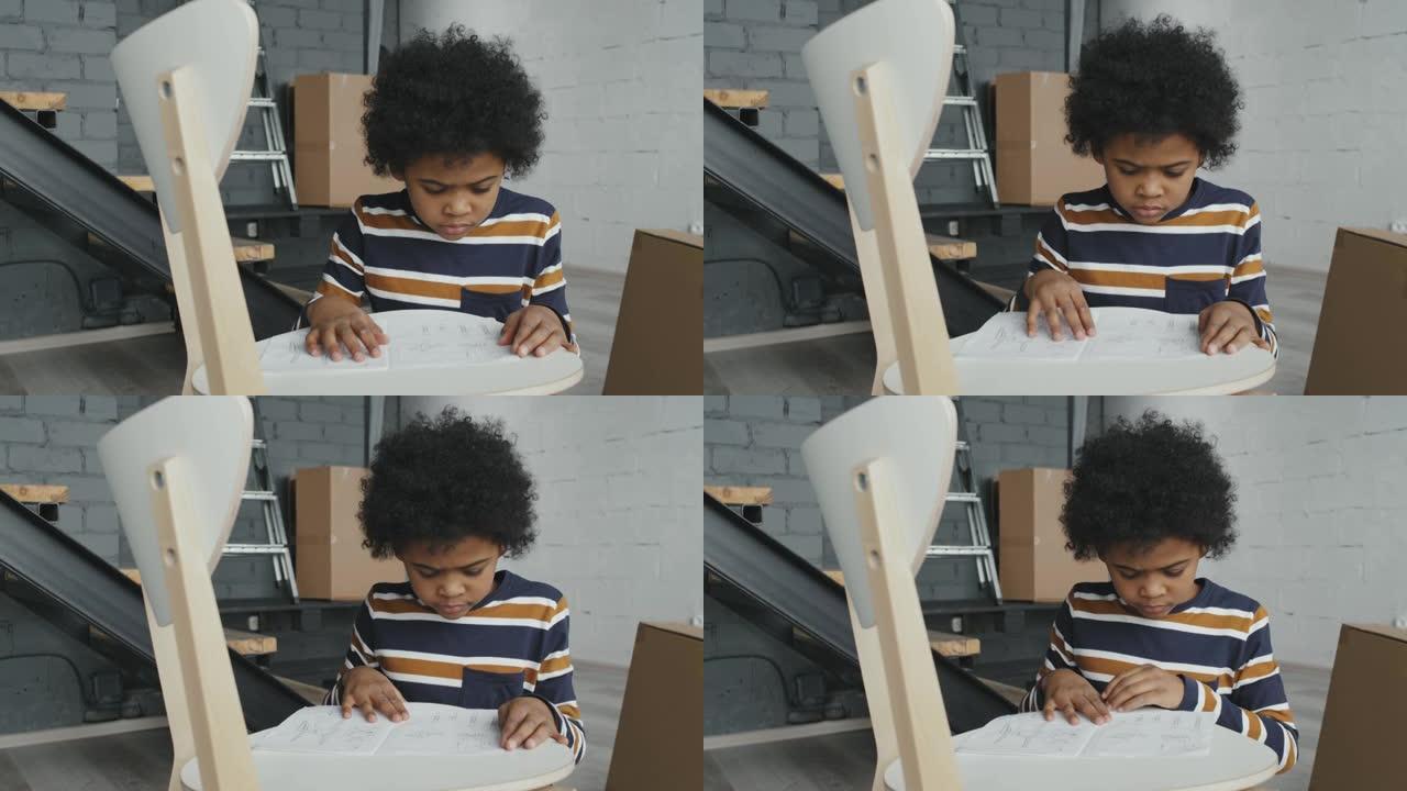 黑人男孩阅读组装椅子的说明