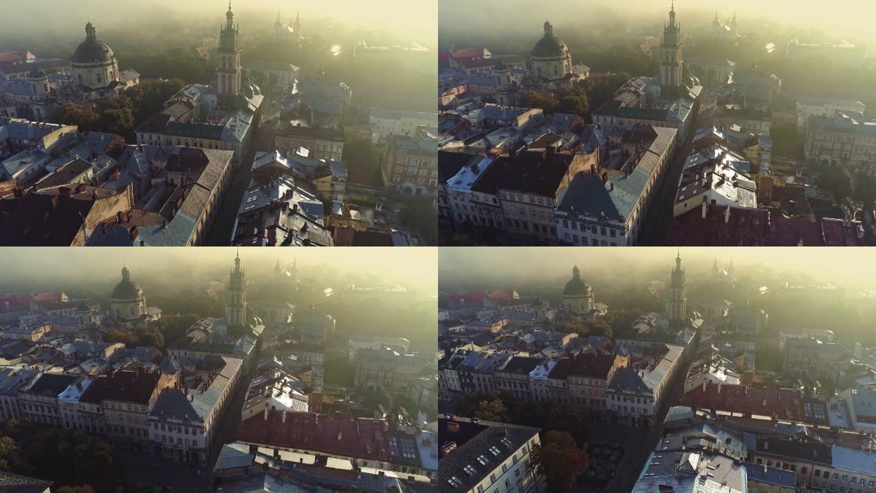飞越乌克兰利沃夫市中心。利沃夫阳光明媚的雾蒙蒙的早晨。市场广场，天主教大教堂和老房子的空中拍摄