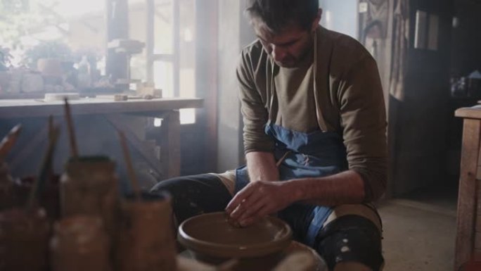 SLO MO Potter在potter的轮子上模制粘土