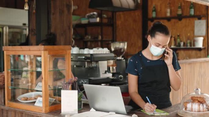 大流行期间在咖啡馆工作的妇女