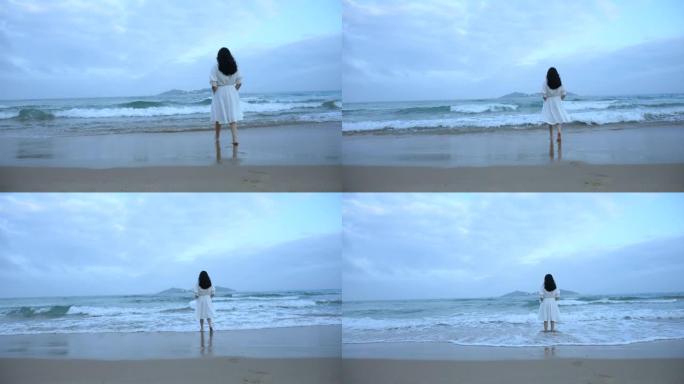 孤独的女人看着大海