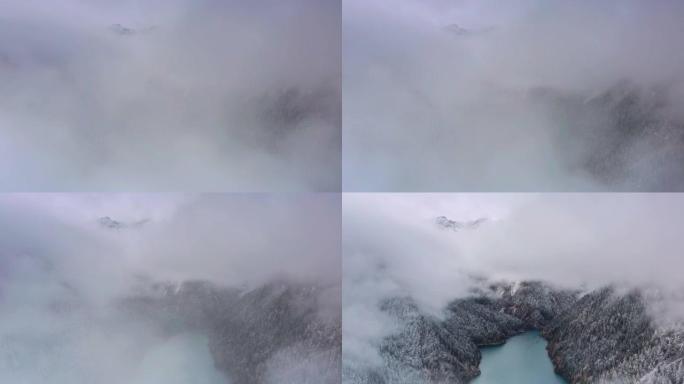 像碧玉一样的湖泊镶嵌在云雾雪林中