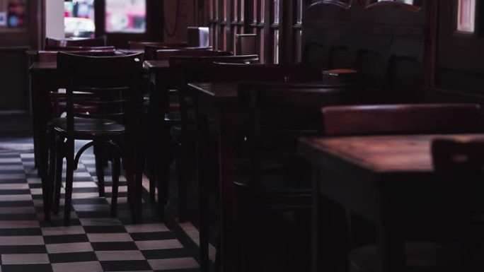 阿根廷布宜诺斯艾利斯的一个空的 “著名酒吧” (历史悠久的咖啡馆)。4k分辨率。