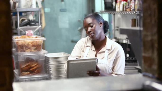 在餐厅厨房工作的非裔美国妇女
