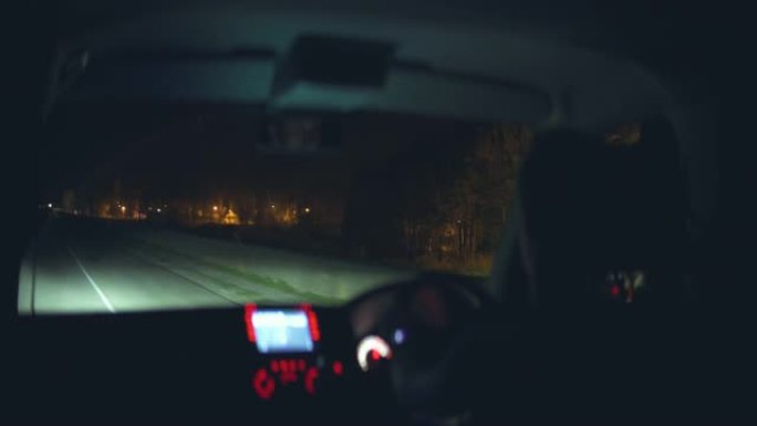 男人晚上开车。变形镜头拍摄