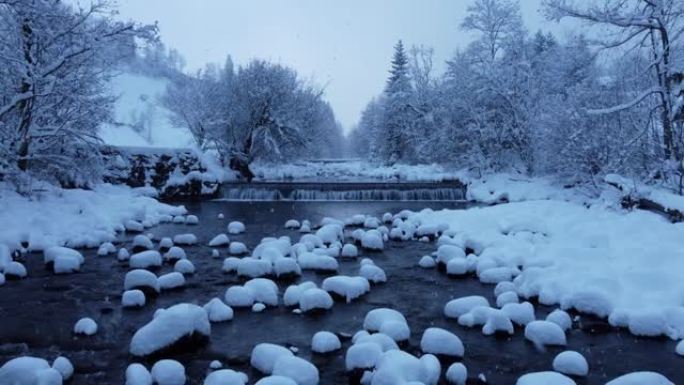 12月假期旅游目的地的冬季雪风景背景
