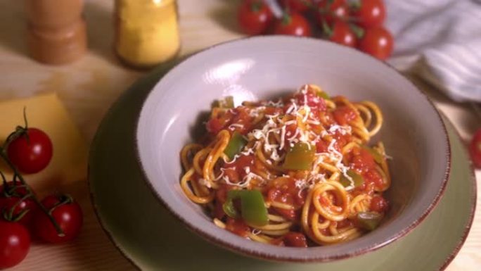 意大利面条配番茄酱和帕尔马干酪碗