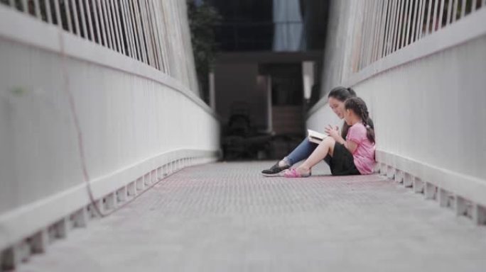 女孩在桥上读书辅导