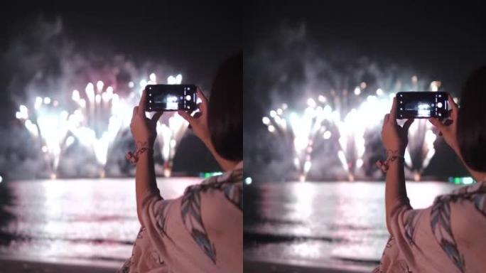 在庆祝活动中拍摄烟花照片-垂直格式视频